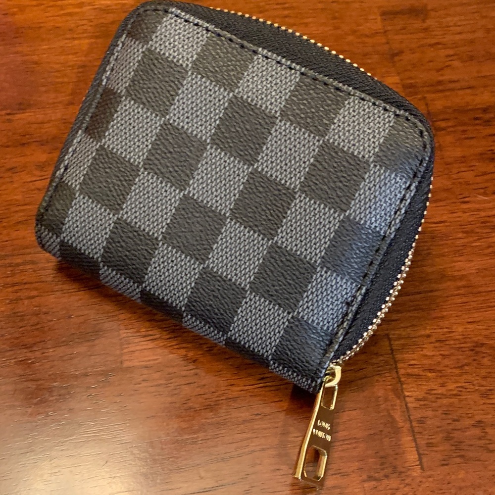 Brand new rare and collectible compacted Louis Vuitton unisex credit card holder - Picture 3 of 17